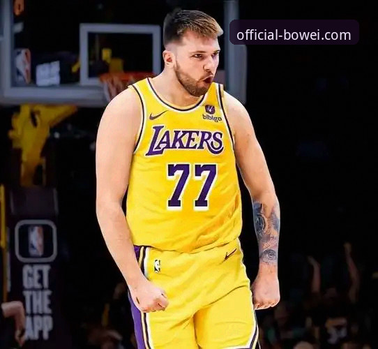 东契奇43分引领湖人进攻狂潮：一场数据背后的攻防博弈深度解析